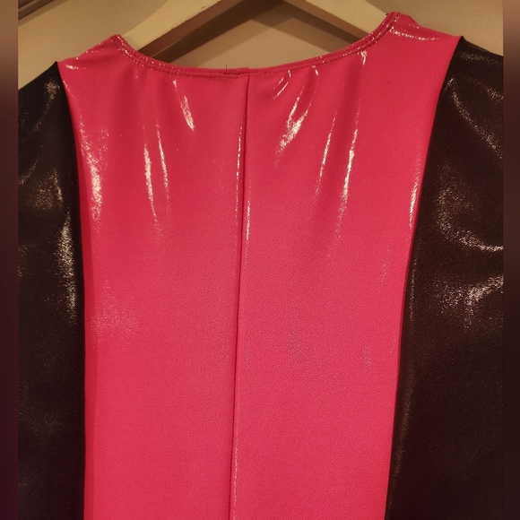 HOT PINK BLACK SIDE STRIP V NECK FITTED STRETCH JUMPER. - Picture 2 of 6